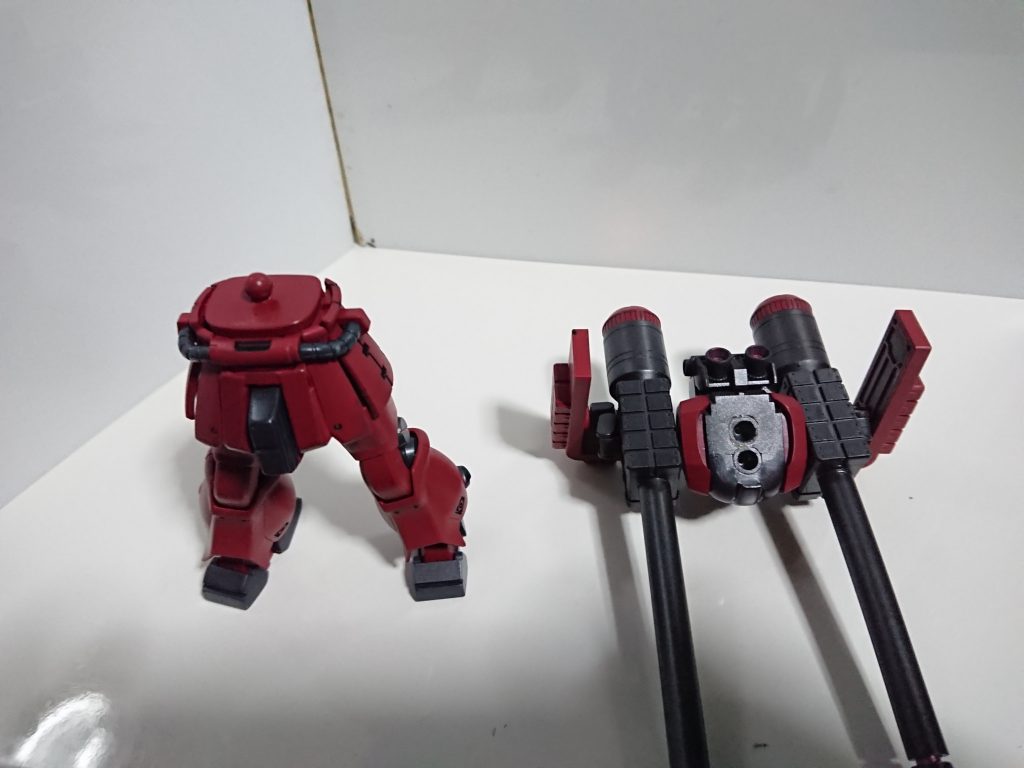 腰を回転させるため軸を中央に移動し360度旋回できるようにしてます。軸穴は胴体中央に穴を開けてパテを詰めてポリキャップを埋め込んでます。