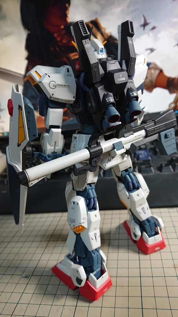 バックショット、キット標準でハイパーバズーカを劇中通り腰にマウントできたり、弾倉をサイドアーマーにマウントできたりと結構再現度も高いキットだなと当時から思いましたが、今でも改めてこの辺りの再現度は高いなと思います。ビーブライフルのエネルギーパックも独立してシールド裏にマウントできたり、劇中通りシールドもスライドして格納できたりといいキットだと思います。パーツ点数も近年のMGに比べれば少なめで組みやすいのではとも思いますが、エネルギーパイプを再現したナイロンチューブの挿入が一番のネックなのではないかと。これは割と多くの方が思われている事かとは思いますが。