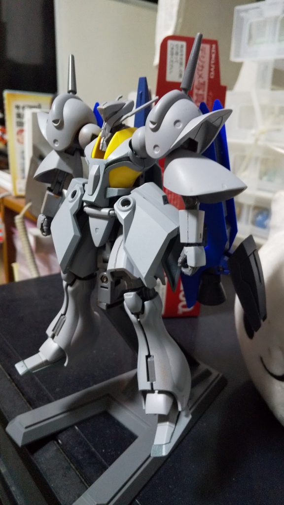 塗装を決断し、買ったばかりの水性サーフェイサーをびくびくしながら吹き付け。スカート部のメガ粒子砲を撤去。