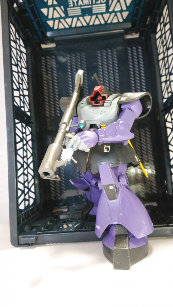 ジャイアントバズ両手持ち手首はキットの握り手を加工して太めのランナーで指を作成。モノアイとスコープはクリアーのランナーを取り付けてレジンでテカらせておりやす。