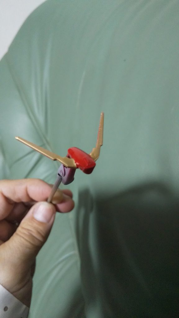 髭をガンダムのようにV字アンテナに変更しました。ラッカーとアクリジョンで塗装を開始しましたがアクリジョンが上手くいかないので、Twitterで意見頂いたりしていた頃です。