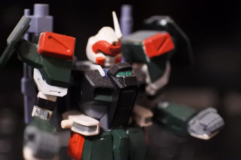 頭部はコレクションシリーズのバスターをベースにパテで成形。胸部はストライクダガーにバスターのフロントアーマー中央を貼り付け。肩両端の装甲は1/100バスターの靴底を切り取って接着しています。