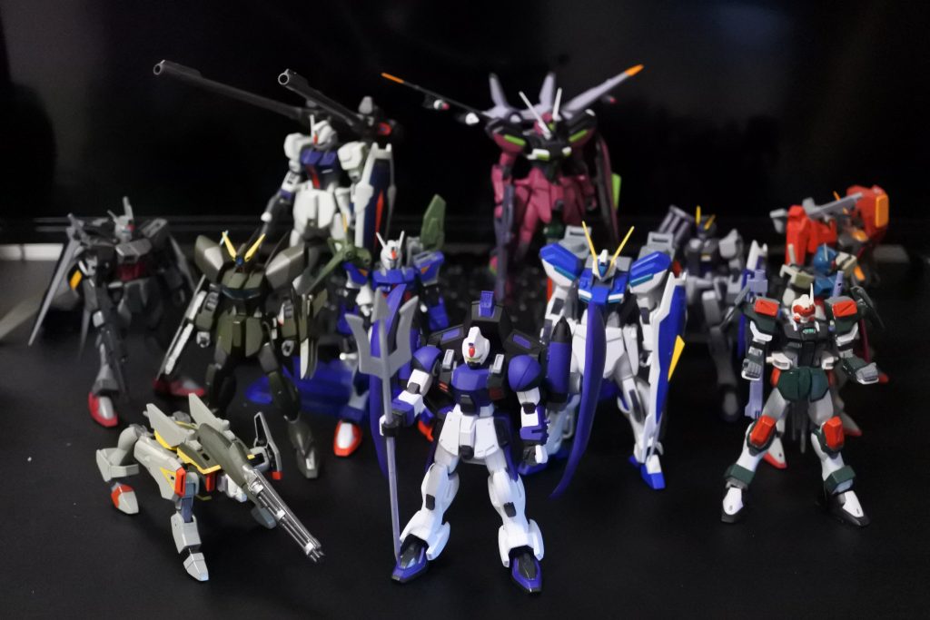 ダガー系列と並べて。元デザインが「ダガーと共通部品を使っている」割に全く共通点がないのですが、フォビドゥンの膝がダガーに似ていたので、ダクトを潰してダガーの脚部を流用した後期生産型という設定にしました。