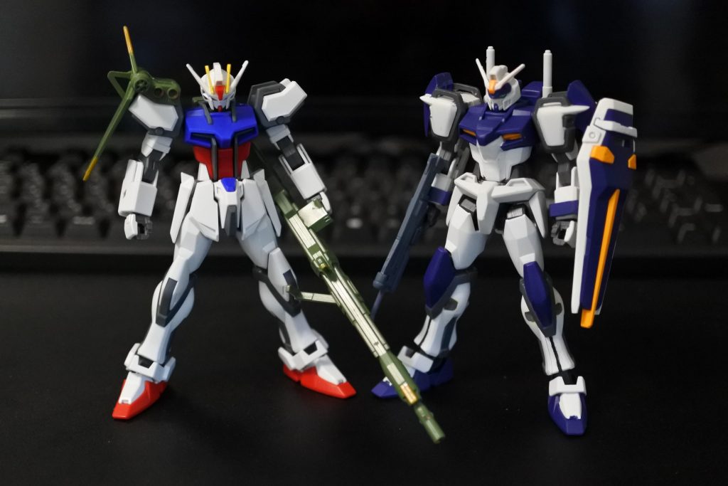 改造元のストライクと並べて。X100系フレームに使いまわせて安価で、EGストライクは本当に良いキットだと思います。シールドはHGCEのものです。