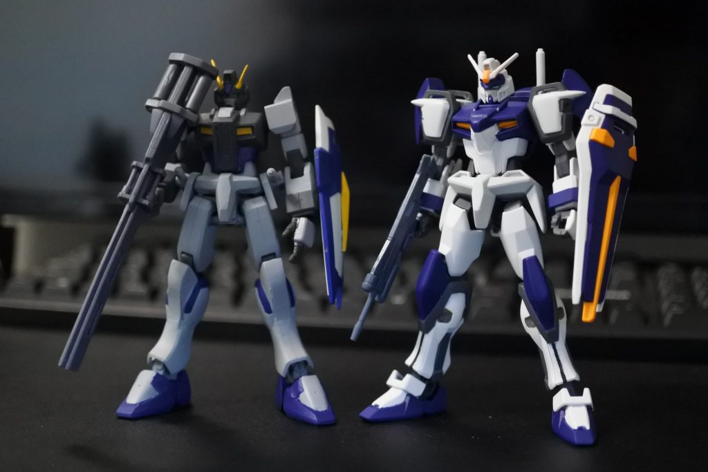 量産機のデュエルダガーと並べて。青部分は、同じ水性ホビーカラーのフラットブルーで塗装しました。