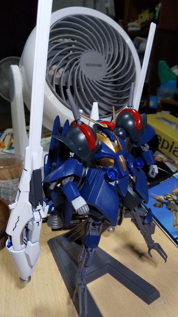 バックパック(コア・ブースター)も考えがほぼ固まり、モノアイをバイザータイプに変更した頃です。両足はクローを剥き出しにしようとしてました。格好悪いと思いアーマーを取り付けました。