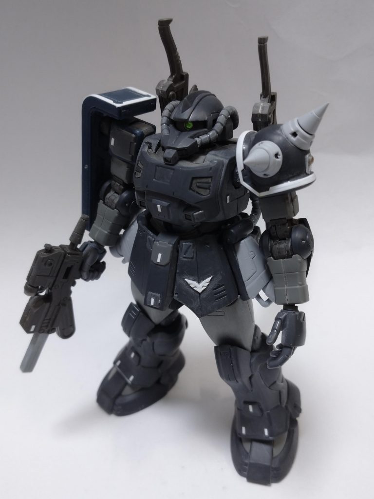 塗装前はこんな感じです。ガンダムデカールのネオジオンマークをプラ材に貼ってそれを切り出してスカートに貼りました。