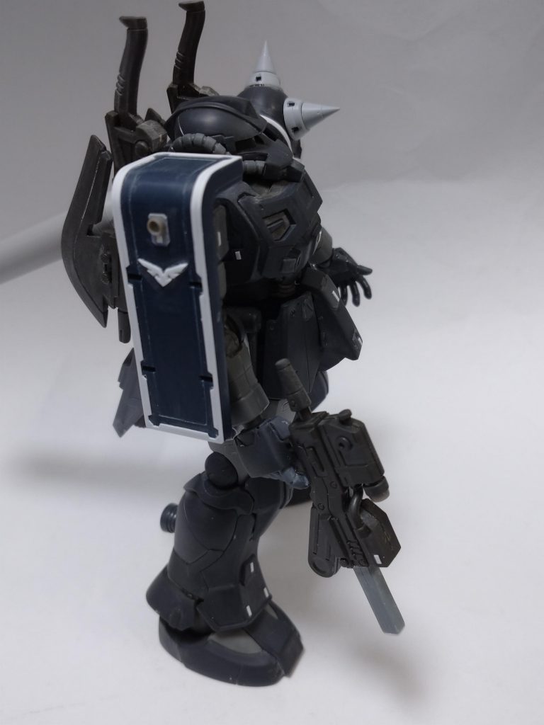 シールドにも同様にネオジオンのマークと自作したセンサーっぽい物です。