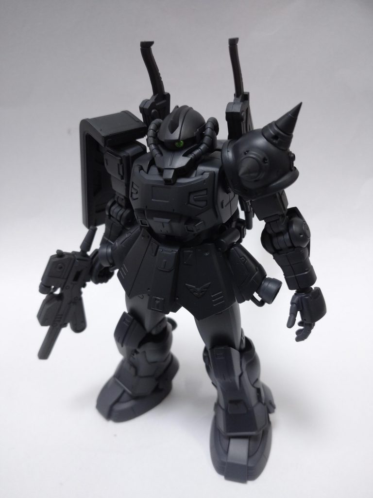 最初はクレオスのジャーマングレーで塗装したら思った以上に黒くなってしまい、この上からニュートラルグレーで塗装しました(苦笑)