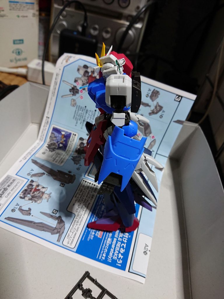 カラーレシピ本体灰:Mr.カラースプレー・ガルグレー本体青:ガンダムカラースプレー・MSライトブルー本体濃灰・フレーム:ガンダムカラースプレー・MSファントムグレー頭部フェイス:Mr.カラースプレー・ホワイトゴールド:Mr.カラースプレー・ゴールドシルバー:Mr.カラースプレー・シルバーソール部:Mr.カラースプレー・セミグロスブラックスミ入れはタミヤの市販のスミ入れ塗料(グレー)です。