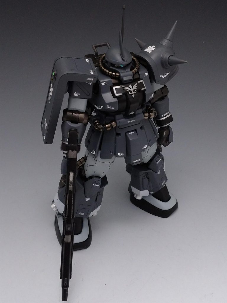 見えにくいですが両肩にセンサー兼ナビゲーションランプと定番工作となったプロペラントタンクです。バーニアの内側は好みで青くしました。