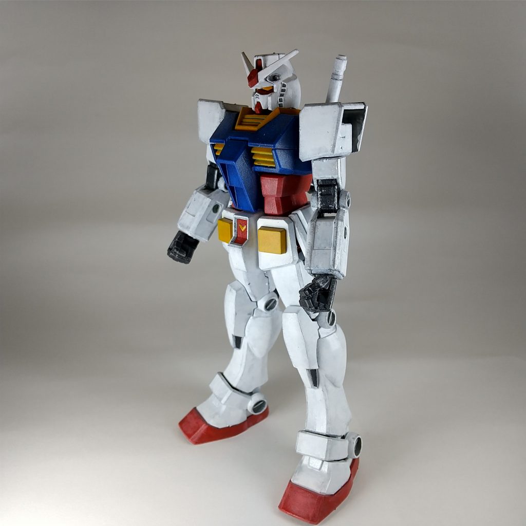 アンテナのバリは、デザインナイフで切り落とし、少し鋭利にしています。筆塗りの良さを全面に押し出すため、筆ムラをあえて意識して塗装を施してみましたが、白い部分は下地の色の問題もあって綺麗な仕上がりとは言えない状態です。