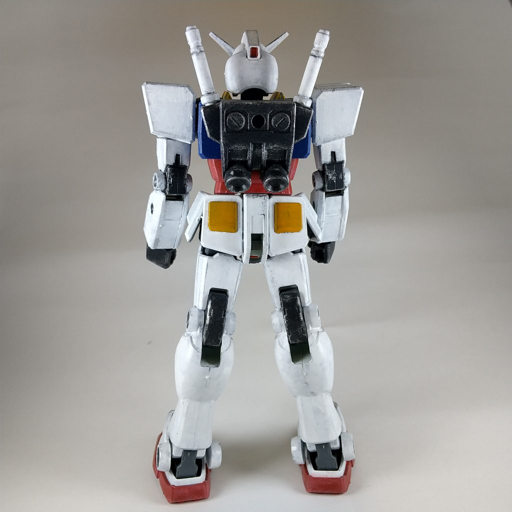 バックパックは、新水性ホビーカラーのクロームシルバーをドライブラシで擦り付けてハイライトを施しています。それ以外にも、全体的に明るい色でドライブラシを施してエッジ部分にハイライトを入れてみました。白と黄以外は概ね上手く行った印象です。逆に言えば、赤と青の色がのりやすい部分しか綺麗に発色しませんでした。ただ、水性ホビーカラーの性能を図るには良い作品になったと思います。今回の失敗を次回に活かして自分らしい作品作りを模索していきたいと思います。