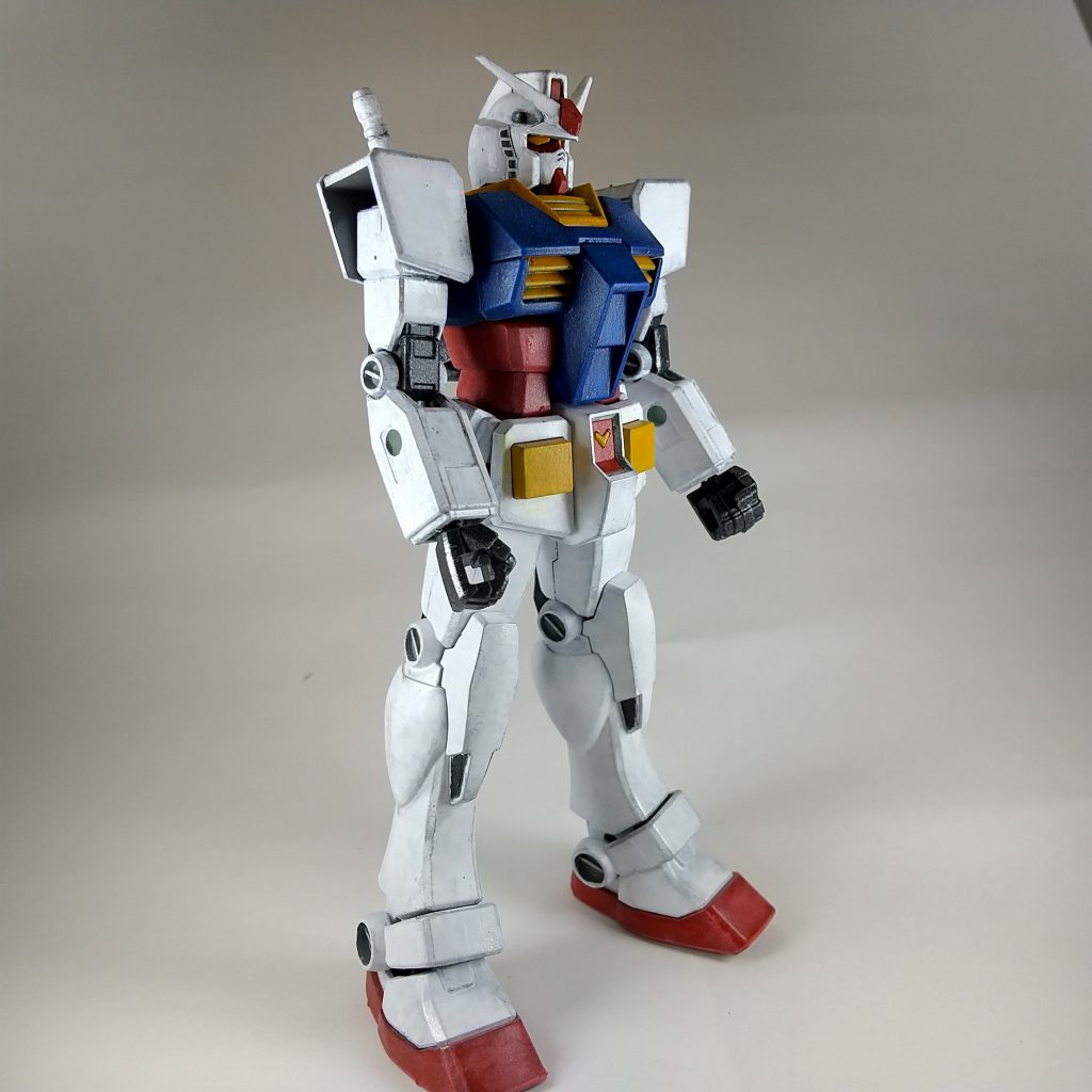 エントリーグレードは、安価な割にしっかりとパーツが別れているので塗り分けは難しくありませんでした。とりわけ腰のV字は、塗り分けに苦労しがちですが、パーツが分かれている為、特に難なく塗り分けはできています。