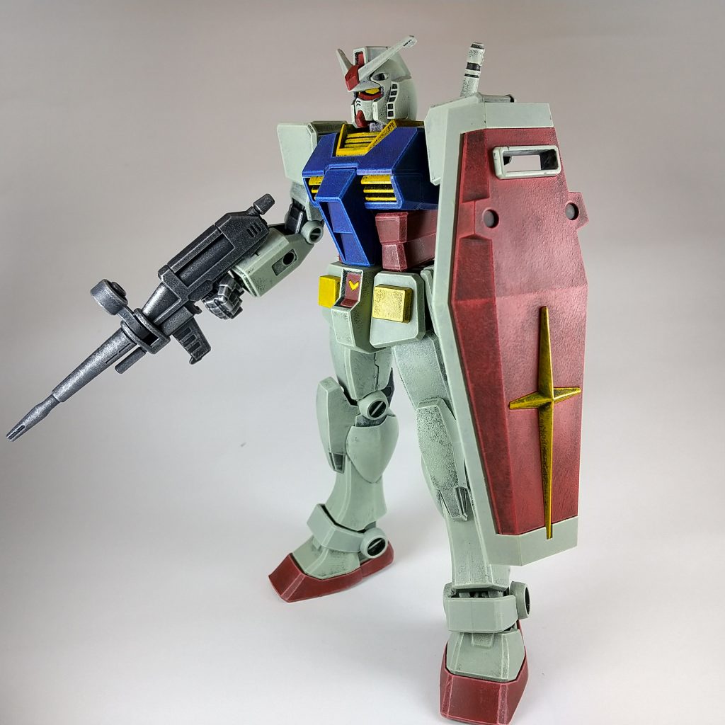 黒サフで下地塗装したあとに、ひたすらドライブラシで色が載るようにごしごししています。通常、ドライブラシは軽い筆さばきで撫でるようにやるものですが、とにかく色を素早く載せたいが為に、ごしごしとやりました。 白の部分はグリーンっぽいグレーを使用。なるべく下地の色を残したテクスチャになるように調整。シールド部分の十字には、思うように黄色が載らなかったけど、今思えば、塗料が勿体ないと思い希釈し過ぎたのが原因のような気がします。でも、これはこれで良かったような気もします。