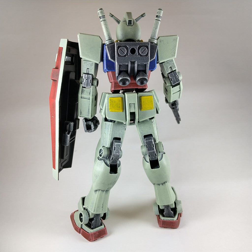 バックパックや関節部分には、クロームシルバーをドライブラシしてハイライトをいれている他、ベース食にホワイトを混ぜて明るさを上げて全体的にドライブラシを施しています。エッジの部分にハイライトがのってそれっぽく見えている。