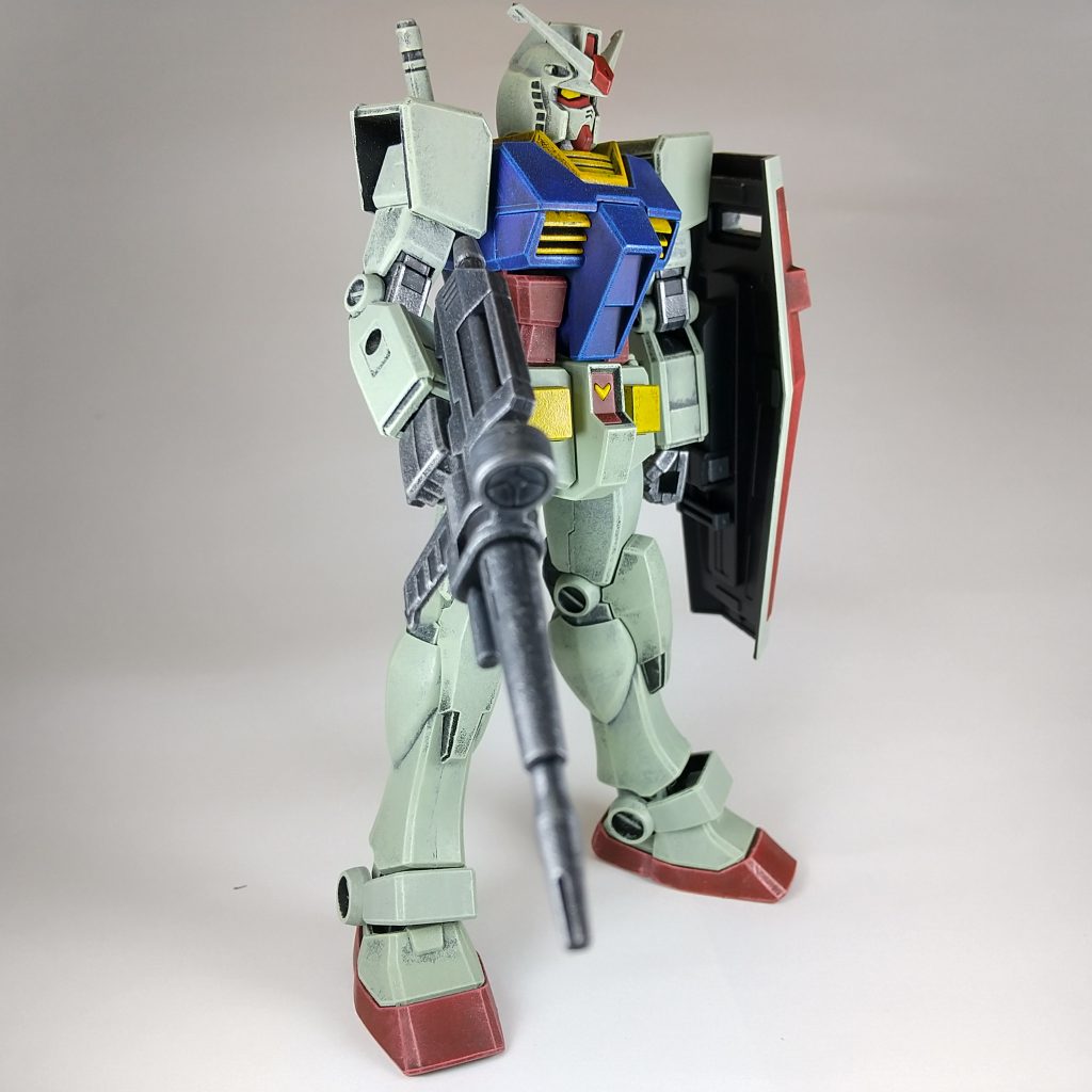 ビームライフルもクロームシルバーのおかげで重厚感が、増した印象。下地に黒サフを使用して、ドライブラシ塗装することによって、モールドや影の部分にスミイレを施さなくても自然なシェイドが入る点がメリット。 その反面、塗るのにめちゃくちゃ手間がかかるのと、塗料の消費が多いのと、塗料拭き取り用のキッチンペーパーの消費が激しいことが、どうも悩ましい。