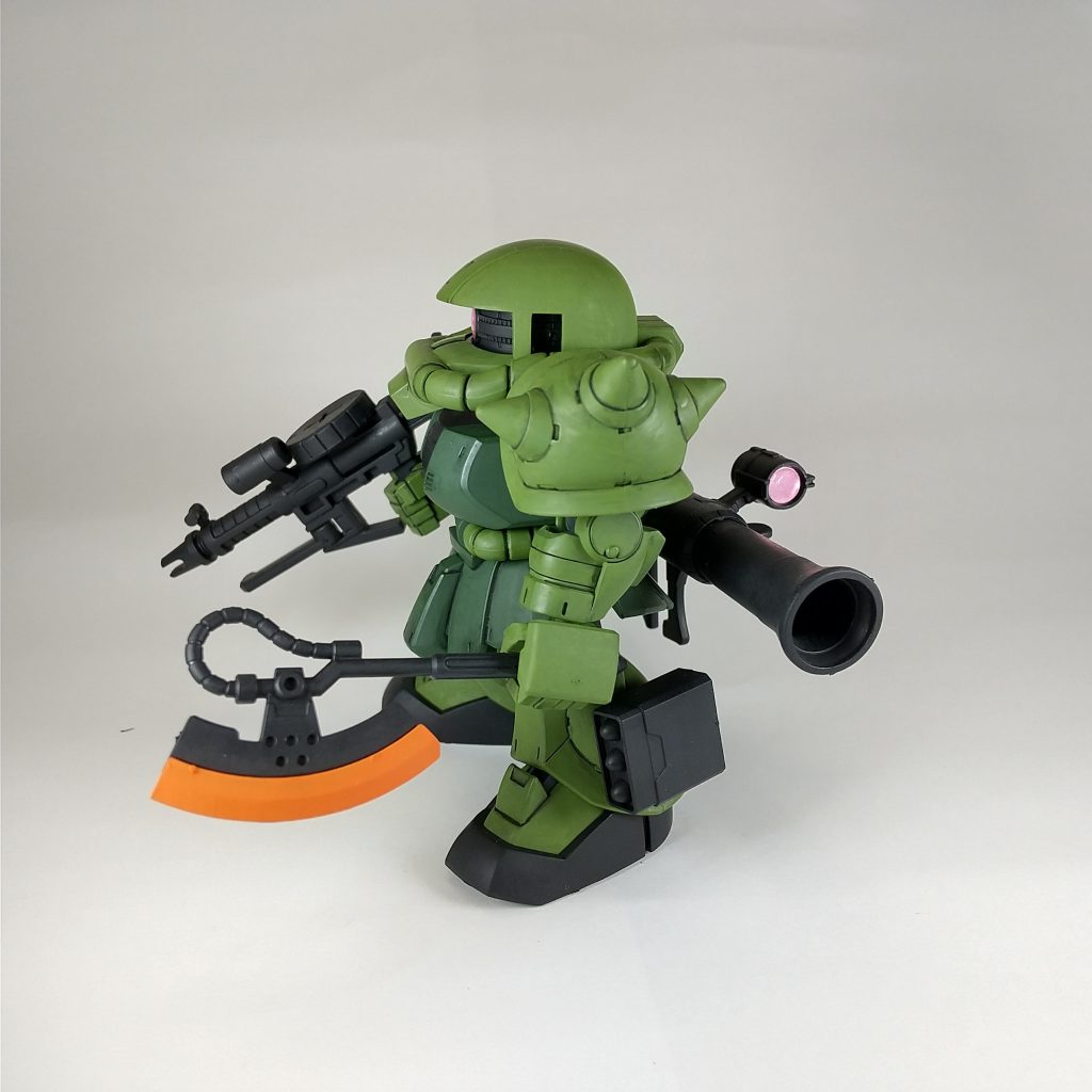 塗料一に対して水を一で薄めるのがちょうど良さそう。重ね塗りする場合はもう少し水を多めでもよいかもしれません。ヒートアックスも調色で色を作って塗っています。筆むらをあえて残すことで筆塗りならではのテクスチャができると思っていましたが、なかなかキレイな仕上がりにならないため今回は、筆むらを抑えて塗りました。