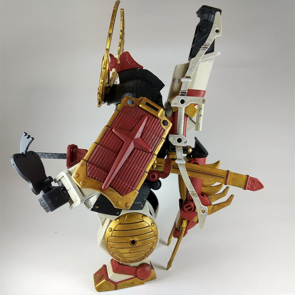 今回初めて、BB戦士を購入しましたが(しかも徳川家康のお膝元浜松のポストホビーにて)、古いキットらしく合わせ目が気になる感じです。合わせ目消しをすれば良いだけの話ではありますが、所々噛み合わせが悪かったり、他のガンダムのパーツを使い回している為、塗り分けが難しかったりもしました。また、白のベースが無かった為、レイヤーカラーで塗装をしなければならず必要以上に塗装回数が増えてしまった。途中で挫折した感じが否めません。