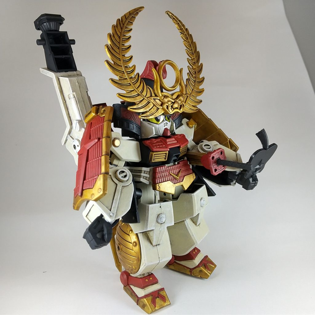 大成功とは言えないですが、ゴールドや赤の発色やシェイドを使用したスミ入れなんかは素晴らしく、筆塗りの良さがよく出ていて、次につながる良い作品になりました。白の部分も少し黄みがかったり、シェイドとレイヤーが合わさり雰囲気が出ています。タミヤアクリルや水性ホビーカラーを使ってきましたが、正直重ね塗りをする場合、シタデルカラーの性能には勝てないと感じました。けっして他の塗料が劣っているというわけではないのですが、素人が筆塗り塗装を極めるならシタデルカラーを使用することがいい気がします。