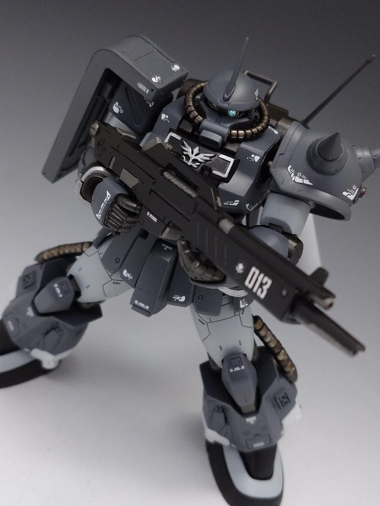 ネオジオンまで改修された機体という事でジェネレーターも格段に進化。なのでビームライフルの使用も可能になり持たせた。という設定です。ビームライフルはトリスタンのジャンクからでνｰガンダムのと同じらしいですがその辺は裏工作云々で入手できたとかで。