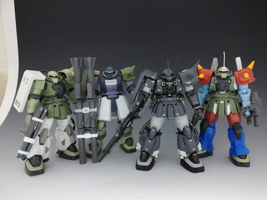 完成したザクと製作中のザク群です(笑)この中からまた1体完成したら投稿しようと思います。