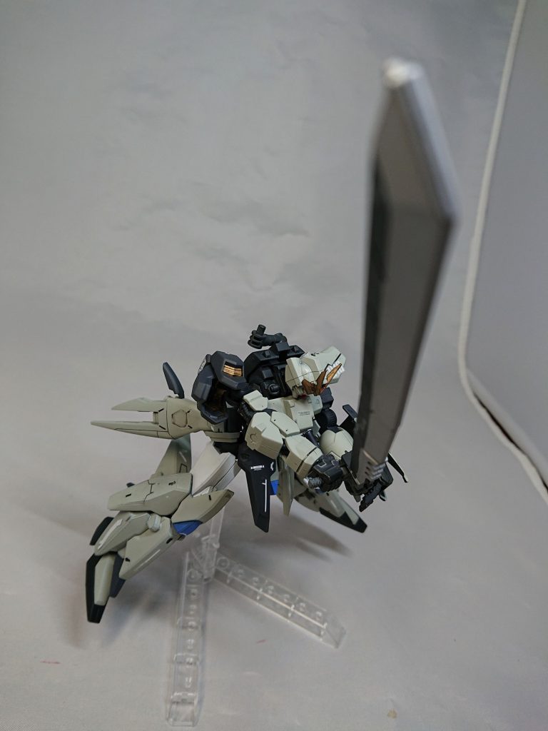 本機は第六期MS配備計画に基づいて開発された専用試作型MSである。専任パイロットに、当初から東洋の失われた武道の一つ「剣道」を修めるAkari-NIBUを想定し、その修得している技術を最大限に活かすべく近接格闘に特化したMSとなっている。 という設定で作りました。格闘機として複数の格闘装備を使い分けるという、良い形になったかなと思います。最後までご覧くださり、ありがとうございました。