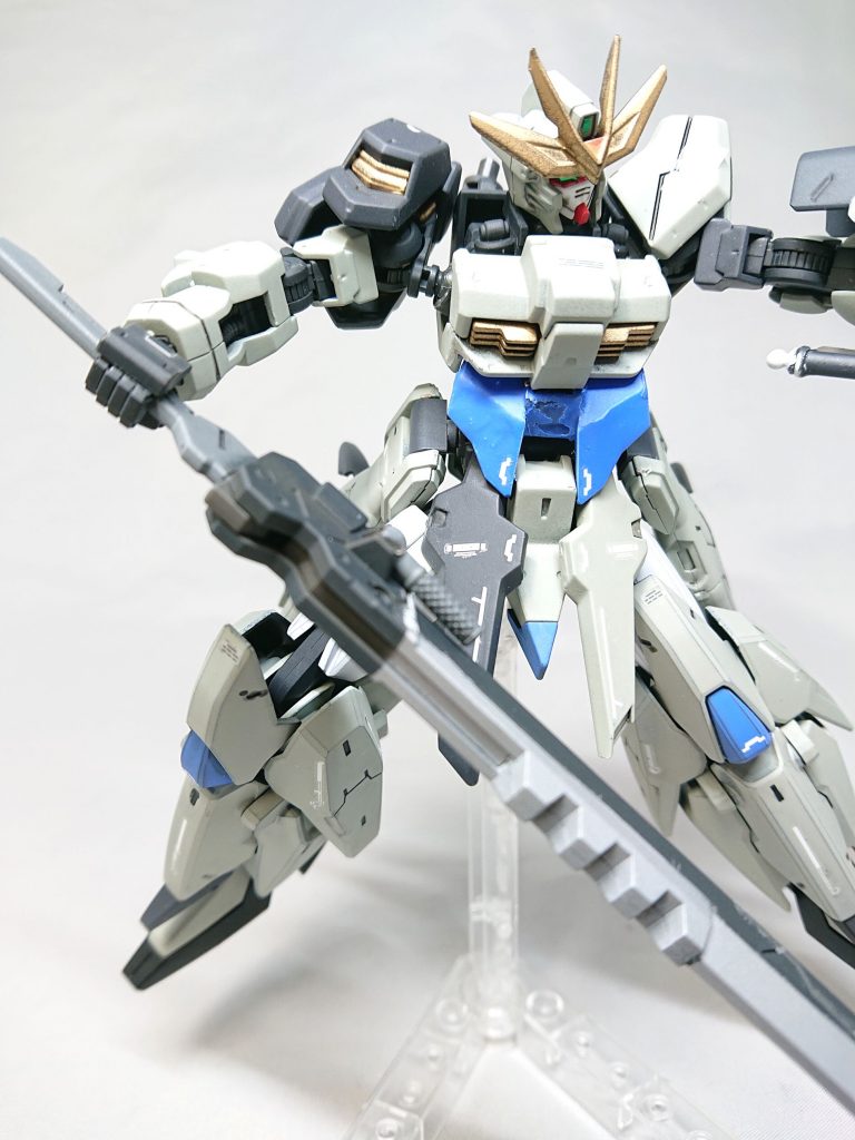 HGガンダムアスタロトをベースに、下半身に以前から余剰パーツで保有していたHGゼルトザームの下半身を、頭部に以前作ったフリーダムフレイムフューダーのものを、右腕部に以前作ったHGフラウロスの右肩、HGのA-Zガンダムの腰部アーマーを転用するなどしたミキシングビルドとして仕上げています。