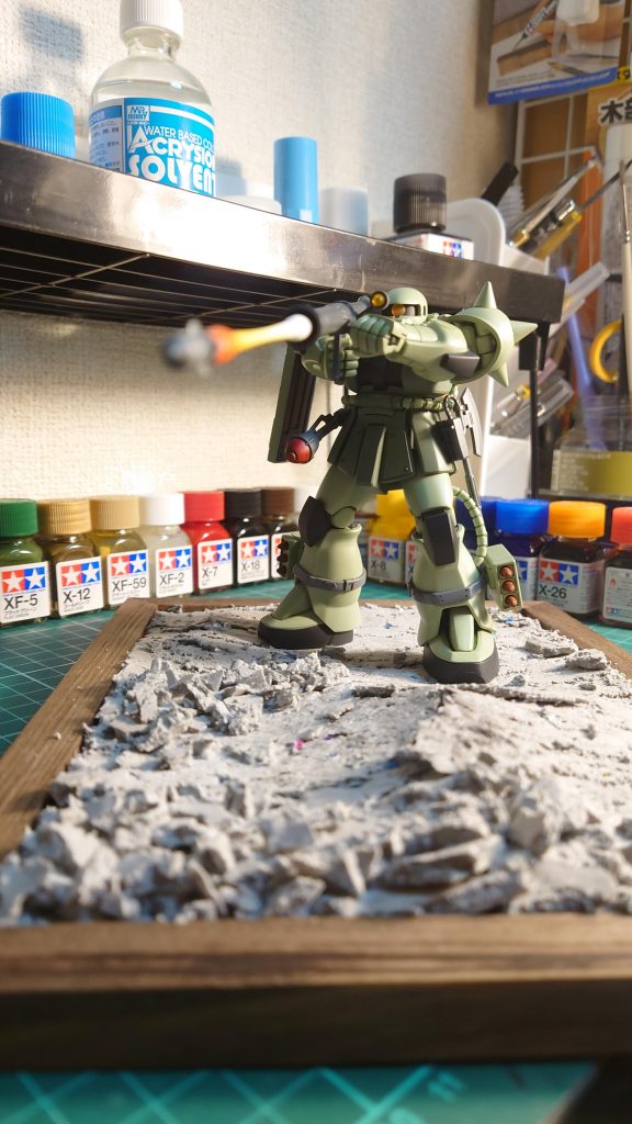 初めて紙粘土で台を作りましたが、難しい!(# ﾟДﾟ)　紙粘土につや消し黒を混ぜて、割って、千切ってバラマキました( ╹▽╹ )