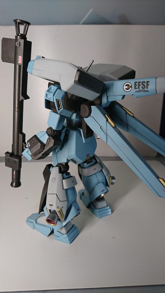 パージ可能な増加装甲はガンメタで塗装しましたが脚部増加スラスターやバックパック&スタビライザーは、増加装甲では無いと解釈して本体同色にて塗装しました。バーニアもシルバーから内部はクリアーレッドにて塗装しましたが、こちらは余り上手に出来ませんでした。