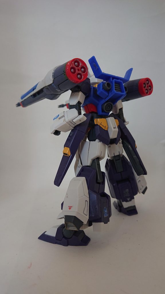 四肢がガンダムTRYAGEマグナム、胴体はAGE1、両肩キャノンはHGCEブラストインパルスというお手紙改造