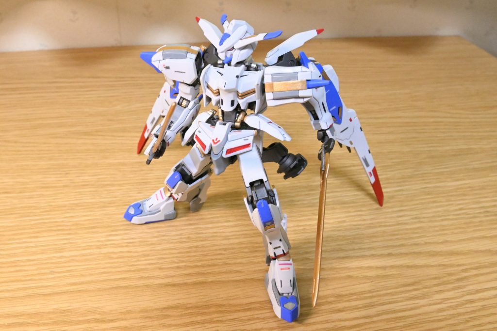 クレオスの水性塗料を使ったら、ものすごく使いやすくて、筆塗りでもあまりむらがなく塗れるので、細かい箇所を塗ってみました。写真だと分かりづらいですが、以前よりもかなり細かい箇所を塗り込みました。