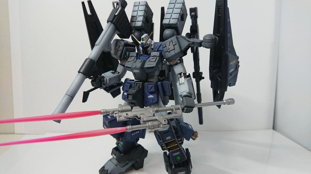 ガンダムNT‐1 アレックスの改修機戦後、オーガスタ研究所が追加製造したNT‐1の基本フレームに、発足して間もないティターンズから技術・経済的な援助を受けて開発したガンダムタイプ。オーガスタ系技術の基礎となったアレックスは、ティターンズで使用されているジムクゥエルやその発展機との構造的親和性が高く、仕様変更や近代化改修のためのパーツ流用に向いていると判断された。ティターンズからの要望により、カラーリングやマークにはティターンズを想起させるものが多く採用されている。