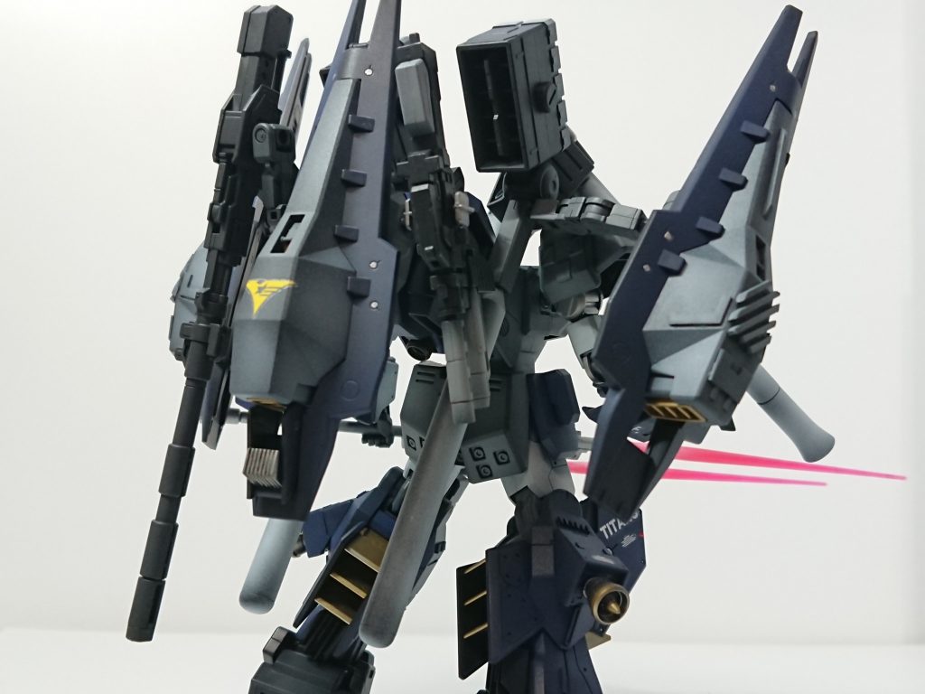 バックシールドブースターを三機装備し、うち2つをサブアームによってコントロールすることで推力及び防御力・AMBAC能力の向上に成功している。武装のラックや冷却機関、通常のバックパック同様のスラスターも備えており、巨大なウェポンプラットフォームと化している。