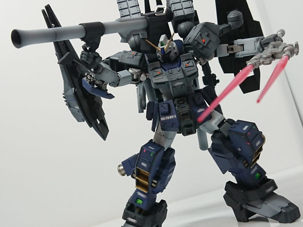 ハイパーバズーカ一年戦争時から引き続き採用されているバズーカ。高威力で環境に左右されにくく、ジェネレータに負担を掛けない武器として基本装備している。バックパックに担架可能。