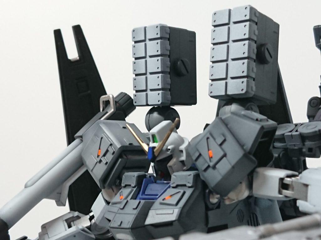 バックパック・ミサイルポッドフレキシブルに可動するハードポイントを介して接続されており、本体側の赤外線センサーとリンクして敵機を追尾する仕様になっている。