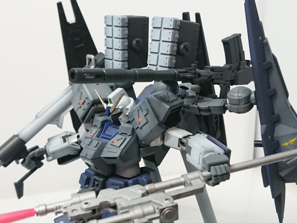 180ミリキャノン陸戦仕様のペイルライダーと同様のサブアームを介して展開するもので、アームを三機使用したことで自由度の高い照準が可能