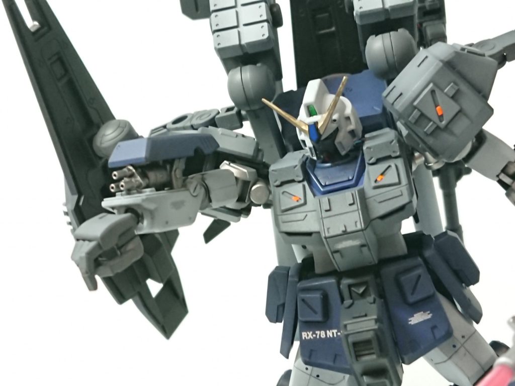 腕部ガトリング砲ガンダムNT‐1 アレックスから引き続き装備されている。弾数は減らされ、予備兵装という評価を受けているが十分な火力をもつ