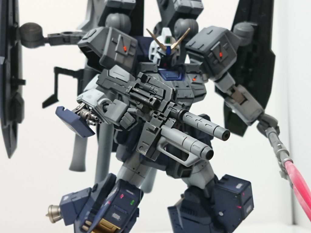 ビームライフル下部にグレネードを装備した小型のものを装備している。