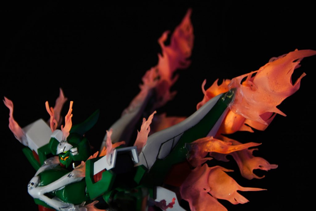 羽の炎は透明プラバンを炙って。バックパックから羽はフルスクラッチです。当時のコンテスト用に外れないようにレジンで強制的に接着してるので取り外しはできません。