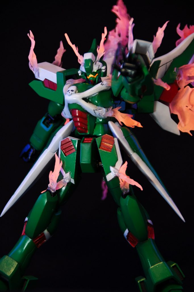 ブラックライトで目、排熱ダクト、炎が光ります。