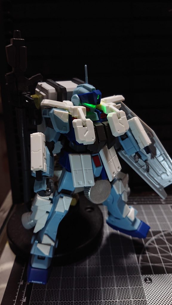 追加装甲を増やし、塗装前状態まで進みました。当初、追加装甲はアクセント程度にするつもりだったのですが、全体のバランスをみながら思案した結果、ほぼほぼ全身を覆うような感じになったため😅「試作簡易版チョバムアーマー」と呼ぶことにしました。(ちょうど0080ポケ戦の機体だったこともあり、if設定的にもいいかな。。と、これは後で気付いたんですけどね🤭💦)また、更に言うと、追加装甲は着脱可能とせず普通に接着剤で固定するつもりでいたのですが、小心者で優柔不断な自分が「イマイチだったらどうしよう。。」とかウダウダ悩んだ結果、ネオジム磁石埋め込みでパージ可能にするという結論に至り、そこで(晴れて?)「試作簡易版チョバムアーマー装備」という最終イメージが明確になりました💡😲✨。