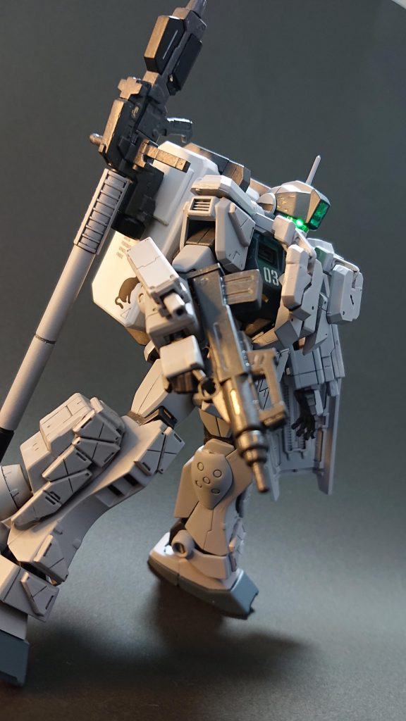 斜めからのショットです。狙撃ポイントに向かうまでをイメージしています。この画像からなんとなく分かるかと思いますが、背中のコンテナやバックパックにもネオジム磁石が仕込まれており、各種ライフルやシールド等をマウントできるようになっています。さて、以下、ガバガバな脳内if設定/仕様考察です📝😳💦〰️〰️〰️ジムスナⅡは「0080ポケ戦」の機体ということもあり、ガンダムNT-1/アレックスでテストされたチョバムアーマーを本機にも試作簡易版として装備させてみました。これにより狙撃部隊(本機)が狙撃ポイントに移動する際や狙撃体制中に敵機に強襲された場合でも一定程度耐える事ができ、当然パイロットの心理的負担も軽減されたとかそうでもないとか。。なお、戦線離脱時には追加装甲を外して機動力を高めつつ、両腕のボックス型ビームサーベルでの近接攻撃/応戦も可能となっています。 その他、背中には後方支援時の備品格納用にコンテナも装備可能。狙撃時には地面に設置の上、銃身の固定用(輝き撃ち用)としても活用したとかしなかったとか。。😅〰️〰️〰️