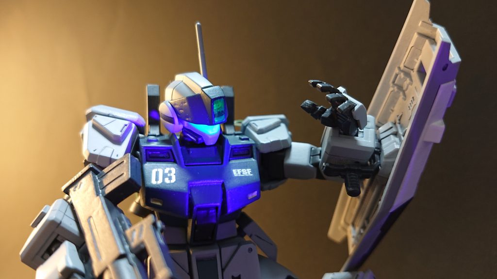 センサーカメラはLEDで発光しますが、UVライト🔦をあてるとアニメっぽく発光した感じになります。