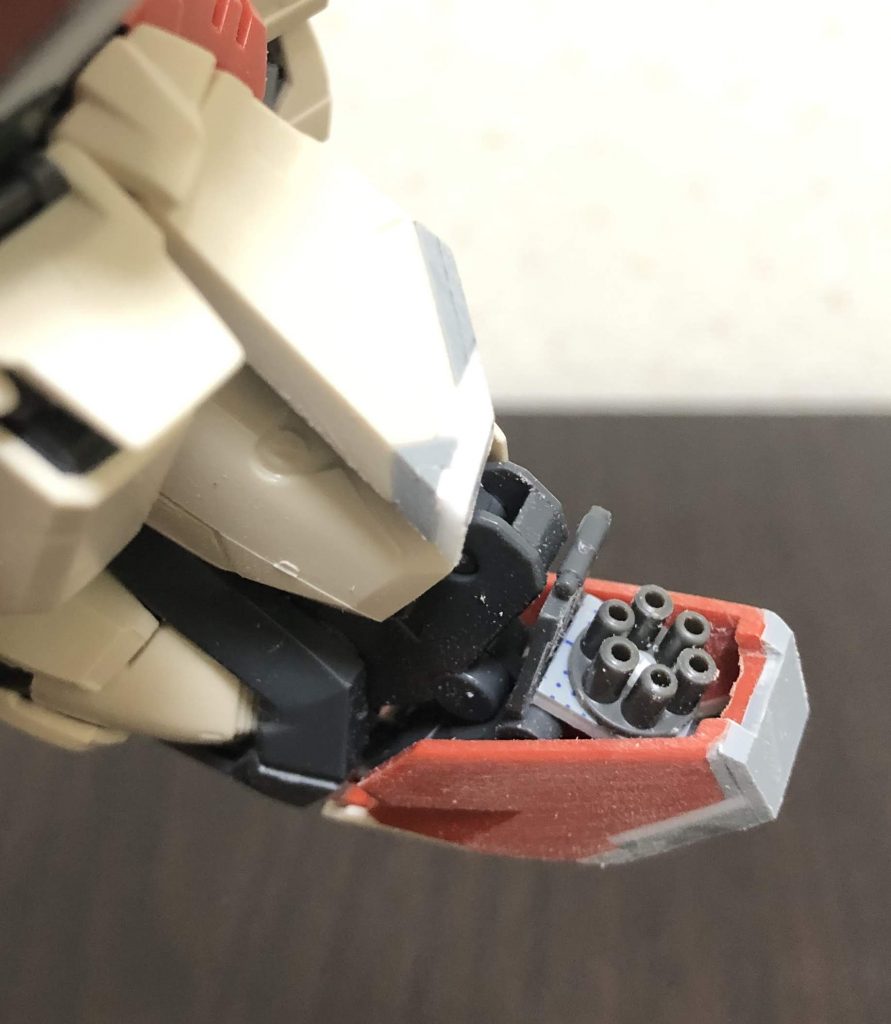 完成後では写真を撮り忘れており、画像がありませんが、左膝には近接用の隠し武器として展開式のガトリングを内蔵しています。一応回転もします。こちらはキット本来のギミックを使用しているため、差し替えなしでの展開が可能です。