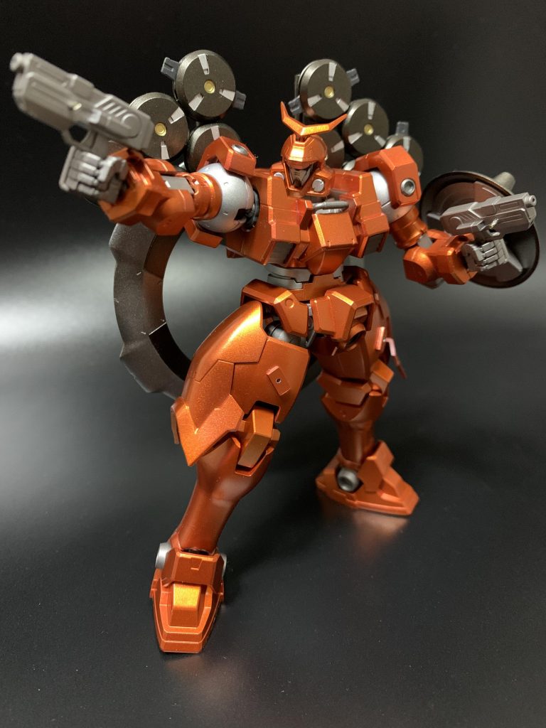 カトル機の武器といえばもう一つマシンガンでしょう。ヴァイエイトの腿にナイフ2本付けたので、それならメリクリウスは対としてマシンガン2丁付けようと思い付きました。ストライクノワールのビームライフルショーティーです。手頃な銃持ち手が無かったので、引き金に指がかかってない中途半端なかたちですね。