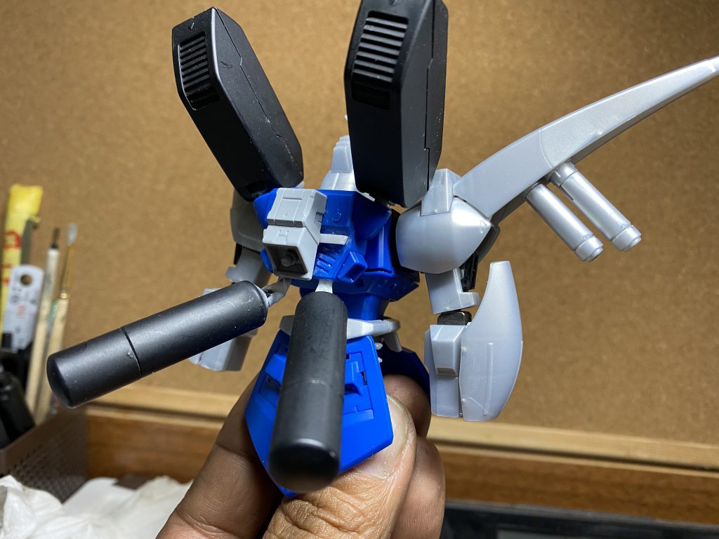 ガズアルのバックパック作成時。ファンネルラックとプロペラントタンクは、プラパイプを曲げたり延長したりで取付。