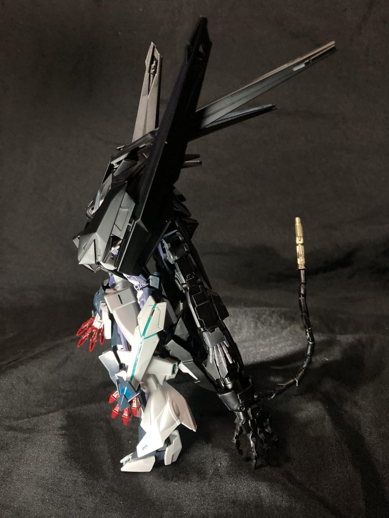 横からの画像前から見た時には解りづらかった腕が片方に3本あり尻尾が生えてるのが解る