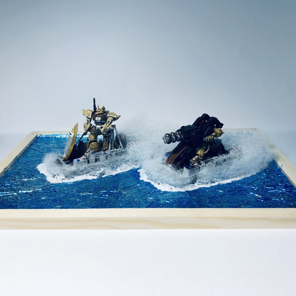 全体像はこんな感じです😆土台は100均の黒板。そこに木工ボンドでアルミホイルを貼って、クリアブルーを塗りました🎨水煙は手芸用のコットンを貼り付け。引き波はパテで描いたものに、つや消しホワイトを塗っています。