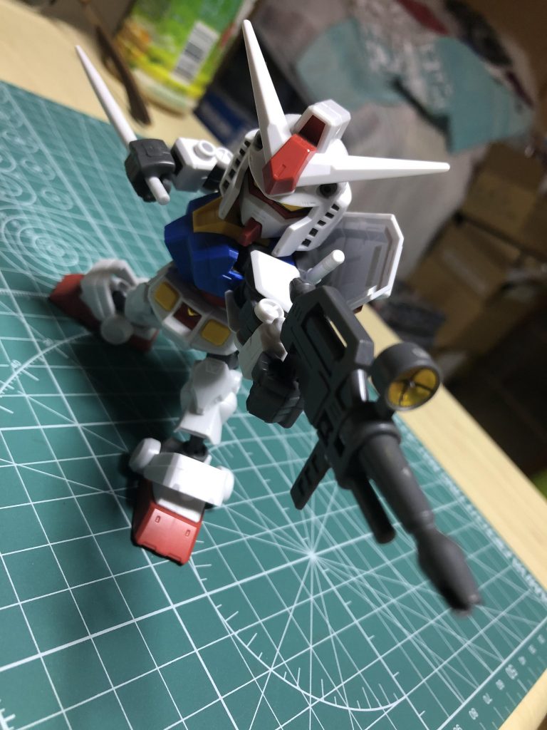 パーツ点数は抑えられていますが、ランナーの色分けが優秀でステッカーも最小限。最新のCSフレームは可動域が優秀なので、素組でも迫力がありますが、墨入れの凹凸やビームサーベルの着色でさらに良くなりました。